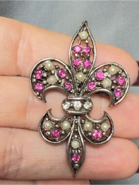 Fleur De Lis Brooch Pink Rhinestone Silver Tone Pin 2.25 Inch
